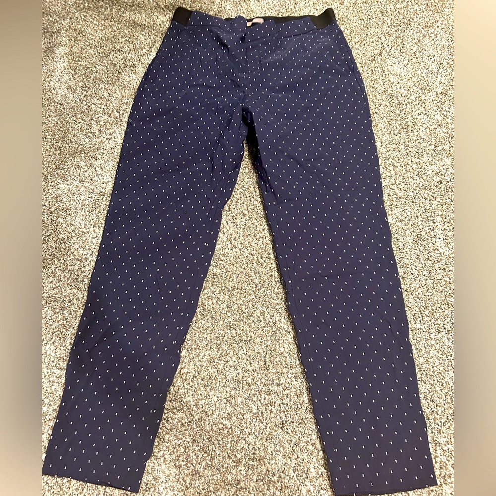 Size L. Dress pants. Fits like a legging. Navy and white